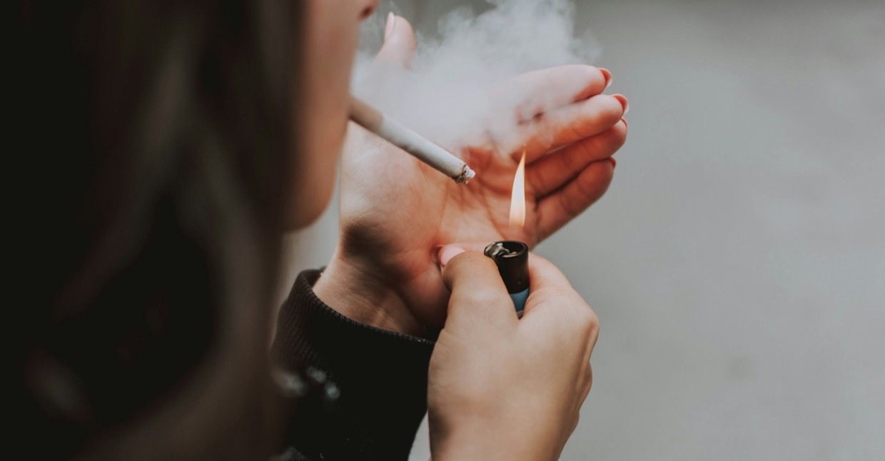 Vrouw steekt een sigaret aan