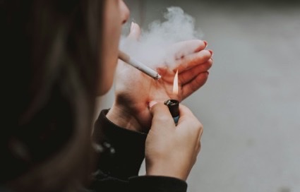 Vrouw steekt een sigaret aan