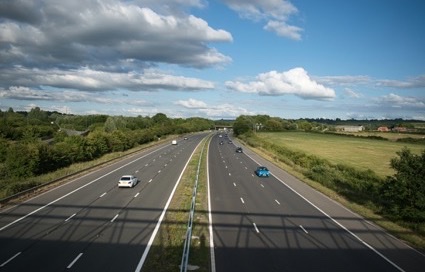 Rustige snelweg met weinig verkeer